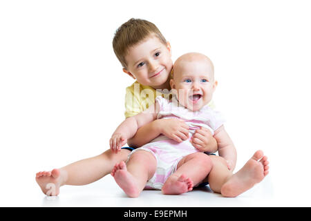 Amare il fratello e la sorella più piccola abbracciando isolato Foto Stock