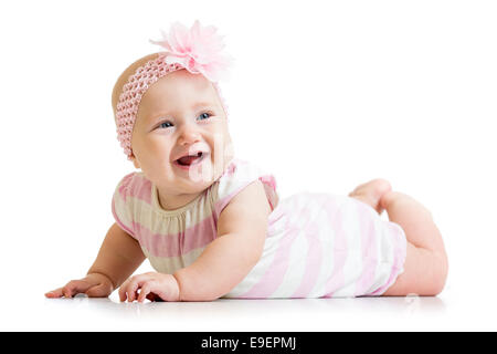 Giacente sorridente bambina isolati su sfondo bianco Foto Stock