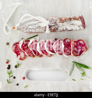 Piatto di Salumi ed erbe aromatiche Foto Stock