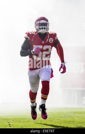 Kansas City, MO, Stati Uniti d'America. 26 ott 2014. Kansas City Chiefs inside linebacker James-Michael Johnson (52) corre sul campo prima che il gioco di NFL tra il St. Louis Rams e il Kansas City Chiefs Ad Arrowhead Stadium di Kansas City, MO. I capi sconfitti i montoni 34-7. © csm/Alamy Live News Foto Stock