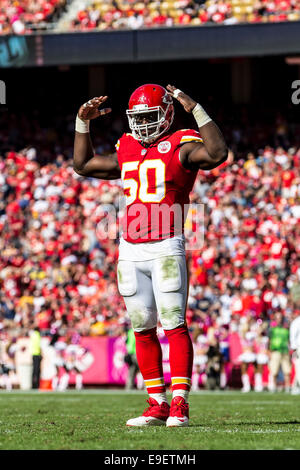 Kansas City, MO, Stati Uniti d'America. 26 ott 2014. Kansas City Chiefs fuori linebacker Justin Houston (50) riceve la folla per fare rumore durante il gioco di NFL tra il St. Louis Rams e il Kansas City Chiefs Ad Arrowhead Stadium di Kansas City, MO. I capi sconfitti i montoni 34-7. © csm/Alamy Live News Foto Stock