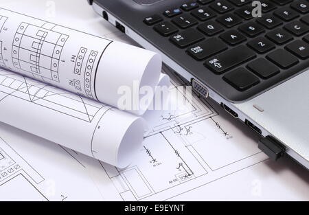 Rotoli di schemi elettrici con disegni di costruzione della casa e portatile, disegni e accessori per il tecnico dei progetti Foto Stock