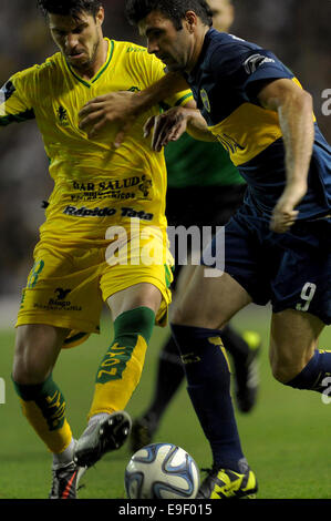 Buenos Aires, Argentina. 26 ott 2014. Emmanuel Gigliotti (R) del Boca Juniors vies con Carlos Matheu di Defensa y Justicia durante il confronto dell'Argentino Prima Divisione Torneo, all'Alberto J. Armando Stadium, a Buenos Aires, Argentina, il 26 ottobre, 2014. Credito: Juan Roleri/TELAM/Xinhua/Alamy Live News Foto Stock