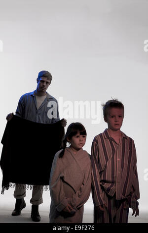 Uomini, donne, ragazzi, ragazze tutto girato in uno studio mentre vestito in costume mentre agiscono fuori scene di classici libri Foto Stock