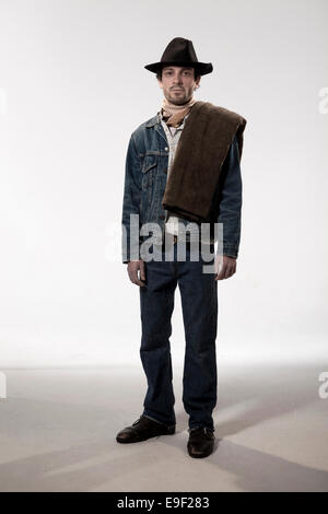 Gli uomini in il cowboy wild west era acting out scene di uomini e topi, vestito in costume vestiti Foto Stock