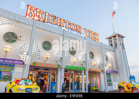 Inghilterra, East Sussex, Brighton Brighton Pier, Ingresso alla Sala giochi Foto Stock