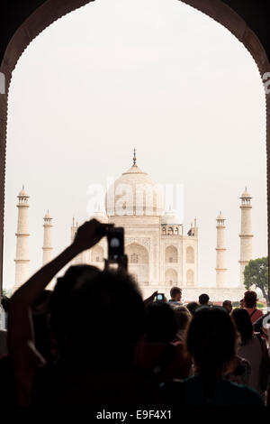 Le persone a scattare foto con il cellulare mentre immettendo il cancello principale del Taj Mahal, Agra, Uttar Pradesh, India Foto Stock