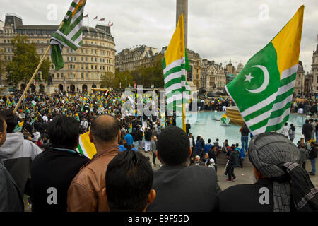 Londra, Regno Unito. 26 ott 2014. Pro Kashmir anti-India manifestazione a Londra. Trafagalr Square Foto Stock