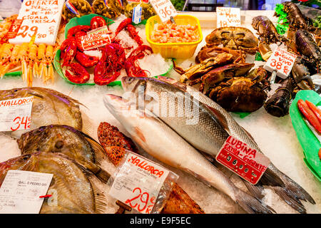 Pesce fresco in vendita, Mercat de L'Olivar, Palma de Mallorca, Spagna Foto Stock