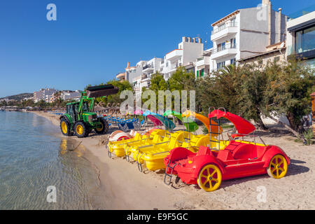 Pulizia spiaggia, Puerto de Pollensa, Mallorca - Spagna Foto Stock