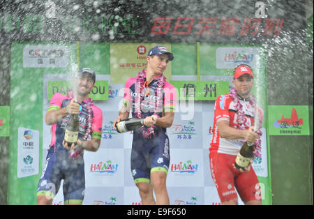 Danzhou, cinese della provincia di Hainan. 27 ott 2014. Nicolo Bonifazio (C) dell'Lampre-Merida-ITA spruzza il champagne durante la cerimonia di premiazione dopo la ottava tappa del Tour 2014 di Hainan International di ciclismo su strada in gara Danzhou, Cina del sud della provincia di Hainan, Ottobre 27, 2014. Nicolo Bonifazio rivendicato il campione del 8° stadio. Credito: Yang Guanyu/Xinhua/Alamy Live News Foto Stock