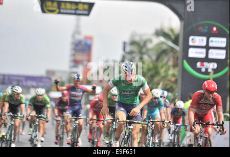 Danzhou, cinese della provincia di Hainan. 27 ott 2014. Nicolo Bonifazio (C) da Lampre-Merida-ITA primo sprint oltre la linea del traguardo durante l'ottava tappa del Tour 2014 di Hainan International di ciclismo su strada in gara Danzhou, Cina del sud della provincia di Hainan, Ottobre 27, 2014. Nicolo Bonifazio rivendicato il campione del 8° stadio. Credito: Yang Guanyu/Xinhua/Alamy Live News Foto Stock