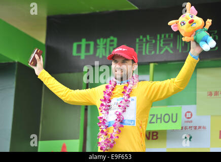 Danzhou, cinese della provincia di Hainan. 27 ott 2014. Julien Antamarchi da Team La Pomme Marseille 13-FRA mette su maglia gialla sul podio dopo l'ottava tappa del Tour 2014 di Hainan International di ciclismo su strada in gara Danzhou, Cina del sud della provincia di Hainan, Ottobre 27, 2014. Nicolo Bonifazio rivendicato il campione del 8° stadio. Credito: Yang Guanyu/Xinhua/Alamy Live News Foto Stock