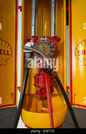 Dettaglio di vintage Royal Dutch Shell Company gas pompa in auto, Museo dell'Automobile di Malaga, Spagna. Foto Stock