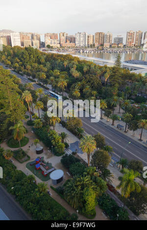 Street View di Malaga con vista sullo skyline park presso il Paseo del Parque. Andalusia, Spagna meridionale. Foto Stock