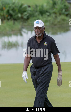 Haikou, Cina. 26 ott 2014. Premio Oscar attore Morgan Freeman tenta alcuni oscillanti in pioggia. Morgan è andato fuori a giocare in heavy rain.Finitura su xviii in secco. Credito: Jayne Russell/Alamy Live News Foto Stock