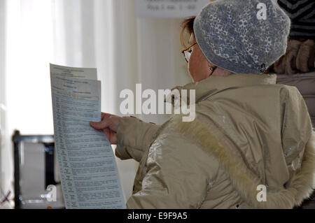 Kiev, Ucraina. 26 ott 2014. Donna getta il suo voto voto durante le elezioni del Parlamento europeo a Kiev, Ucraina, Ottobre 26, 2014. Credito: Milano Syrucek/CTK foto/Alamy Live News Foto Stock