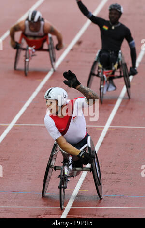 David Weir dell Inghilterra vince la finale del mens Para-Sport 1500m T54 sedia a rotelle alla gara di Hampden Park, nel 2014 Commonwealth Foto Stock