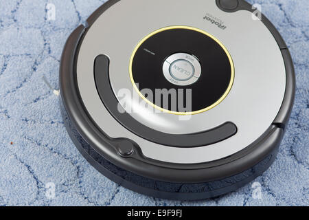 Tambov, Federazione Russa - 26 gennaio 2014 iRobot Roomba 630 vuoto robot di pulizia sulla moquette blu. Studio shot. Foto Stock