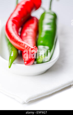 Il verde e il peperoncino rosso in vaso Foto Stock