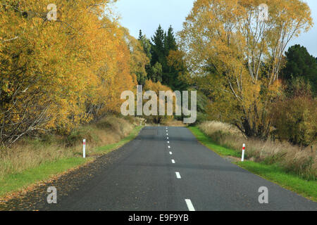 Lungo la strada che si allunga Foto Stock