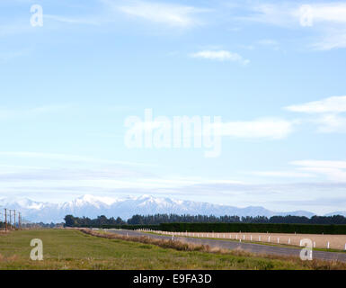 Lungo la strada che si allunga Foto Stock