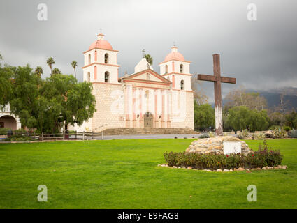 Nuvoloso Giorno tempestoso a Santa Barbara Mission Foto Stock