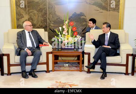 Pechino, Cina. 27 ott 2014. Il ministro degli Affari Esteri cinese Wang Yi (R) soddisfa con Salah Raafat, inviato presidenziale e membro del comitato organizzatore dell Organizzazione per la liberazione della Palestina (OLP), a Pechino, capitale della Cina, Ottobre 27, 2014. © Zhang Duo/Xinhua/Alamy Live News Foto Stock