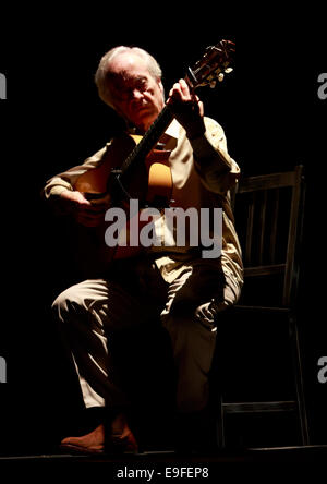 Paco Peña flamenco spagnola con il suo spettacolo Patrias, esplora attraverso la musica emotivo, fisico e impatto culturale della guerra su S Foto Stock