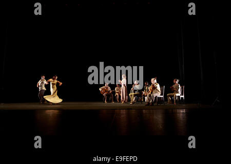 Paco Peña flamenco spagnola con il suo spettacolo Patrias, esplora attraverso la musica emotivo, fisico e impatto culturale della guerra su S Foto Stock