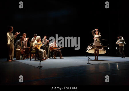 Paco Peña flamenco spagnola con il suo spettacolo Patrias, esplora attraverso la musica emotivo, fisico e impatto culturale della guerra su S Foto Stock