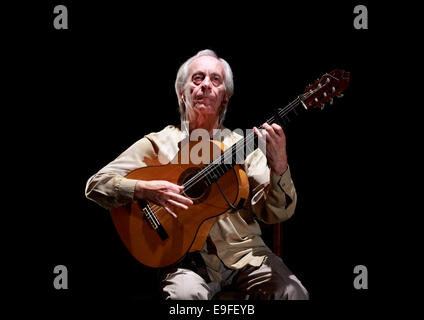 Paco Peña flamenco spagnola con il suo spettacolo Patrias, esplora attraverso la musica emotivo, fisico e impatto culturale della guerra Foto Stock