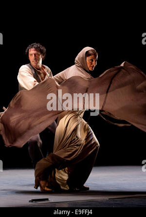 Paco Peña flamenco spagnola con il suo spettacolo Patrias, esplora attraverso la musica emotivo, fisico e impatto culturale della guerra su S Foto Stock