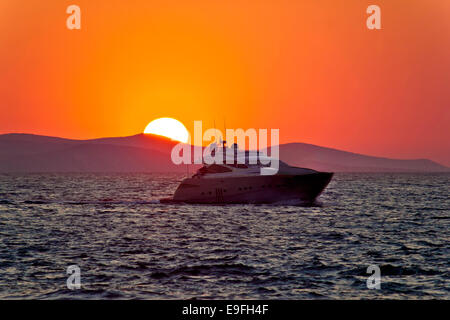 Yacht sul mare con tramonto epic Foto Stock