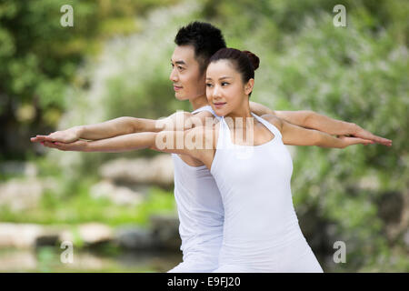 Coppia giovane fare yoga Foto Stock