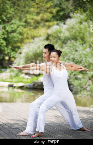 Coppia giovane fare yoga Foto Stock