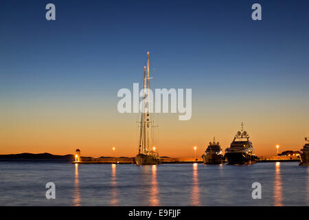 Yacht Harbour al tramonto colorato Foto Stock