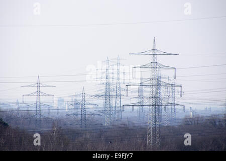 Torri elettriche nella zona della Ruhr, Germania Foto Stock
