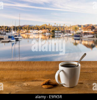 Tazza da caffè sul tavolo di legno dal porto Foto Stock