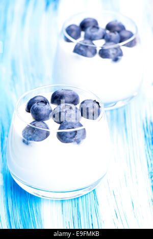 Mirtillo e yogurt due bicchieri Foto Stock