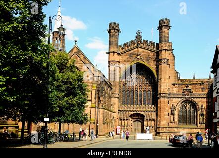 Cattedrale Chiesa di Cristo e la Beata Vergine Maria vista da Northgate Street, Chester, Cheshire, Inghilterra, Regno Unito, Europa. Foto Stock