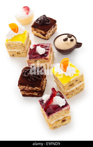Raccolta di diversi dolci di piccole dimensioni sulla piastra. Foto Stock