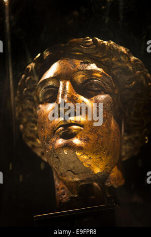 Regno Unito, Inghilterra, Wiltshire, bagno, Bagni Romani, bronzo dorato testa della dea Minerva Sulis, scoperto nel 1727 Foto Stock