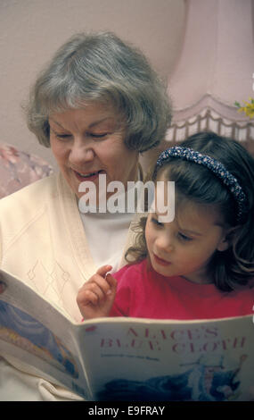 Nonna la lettura a suo nipote Foto Stock