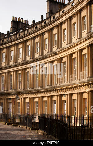 Regno Unito, Inghilterra, Wiltshire, bagno, il Circus, elegante curva terrazza palladiano di case a schiera completato nel 1768 Foto Stock