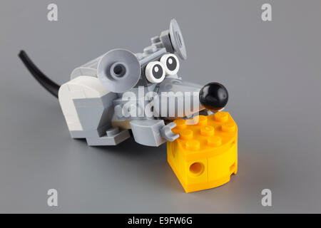 Tambov, Federazione Russa - Marzo 20, 2014 LEGO mouse con il formaggio su sfondo grigio. Si tratta di LEGO Creator creature peloso set. Foto Stock