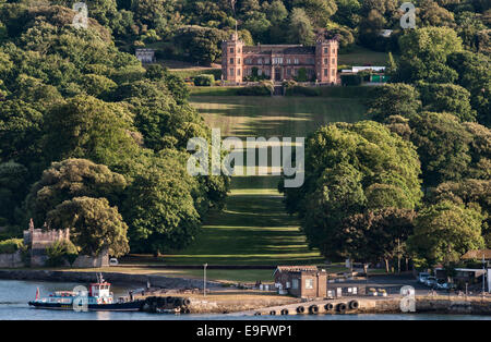 Mount Edgcumbe, Cornovaglia, Regno Unito. Vista della casa da Devonport attraverso il fiume Tamar - la banchina del Cremyll Ferry in primo piano Foto Stock