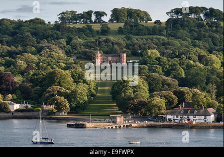 Mount Edgcumbe, Cornovaglia, Regno Unito. Vista della casa da Devonport attraverso il fiume Tamar - la banchina del Cremyll Ferry in primo piano Foto Stock