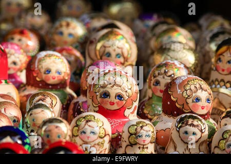 Un display di Matrioska bambole di dimensioni e colori diversi. Fotografato a Cracovia in Polonia Foto Stock