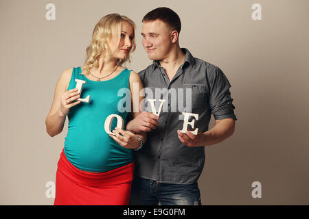 Donna incinta con il marito Foto Stock